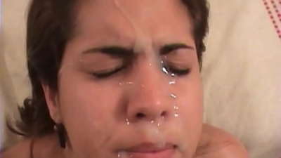 Si rambut coklat Latin yang cantik mempunyai hubungan seks yang kasar